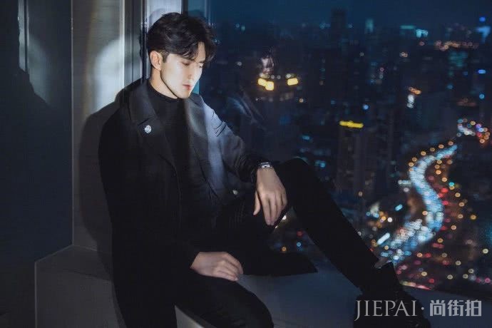 高伟光米兰街拍“侧颜杀”太厉害！穿上西装做型男，但这鞋子抢镜