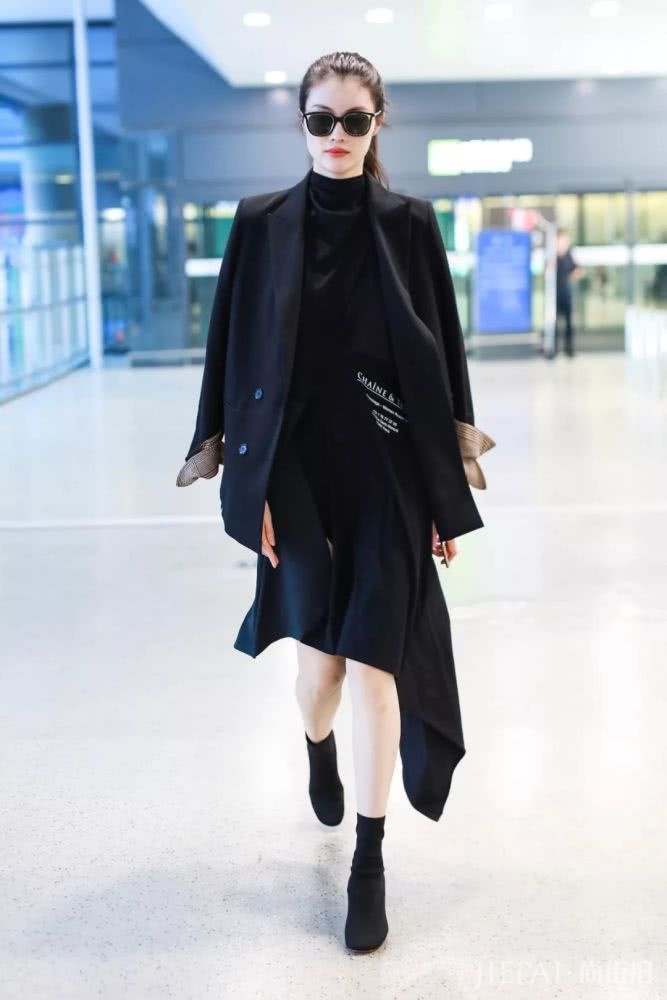 大衣羽绒服里面一件黑色打底衫全搞定