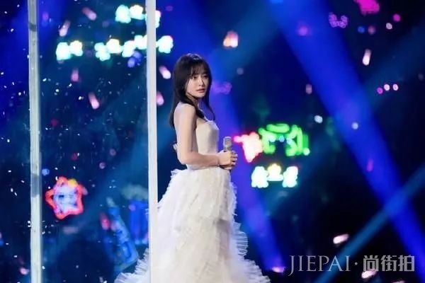 “富察皇后”秦岚又到了颜值巅峰白裙献唱,仙气飘飘,!