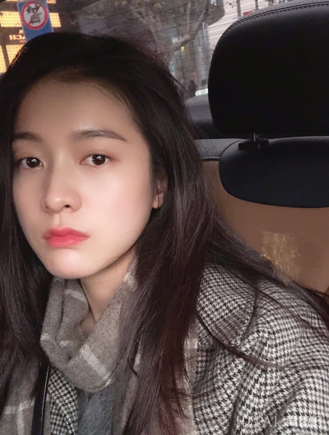 张雪迎一身西装穿成少女,无敌羡慕