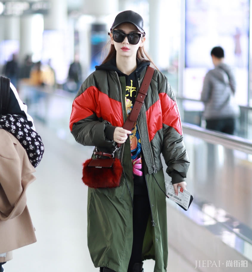 戚薇把短裙穿成了五分裤效果，拉根电线做包带走？