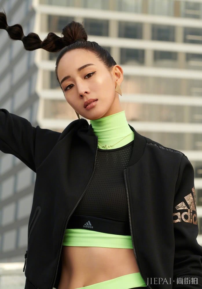 张钧甯扎贴头皮马尾辫潮范儿十足,颜值高就是什么风格都敢尝试