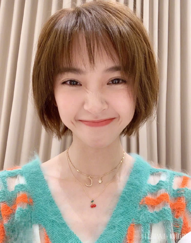 唐艺昕剪短发嫩回18岁，烫卷发又显老10岁，还是适合留短发