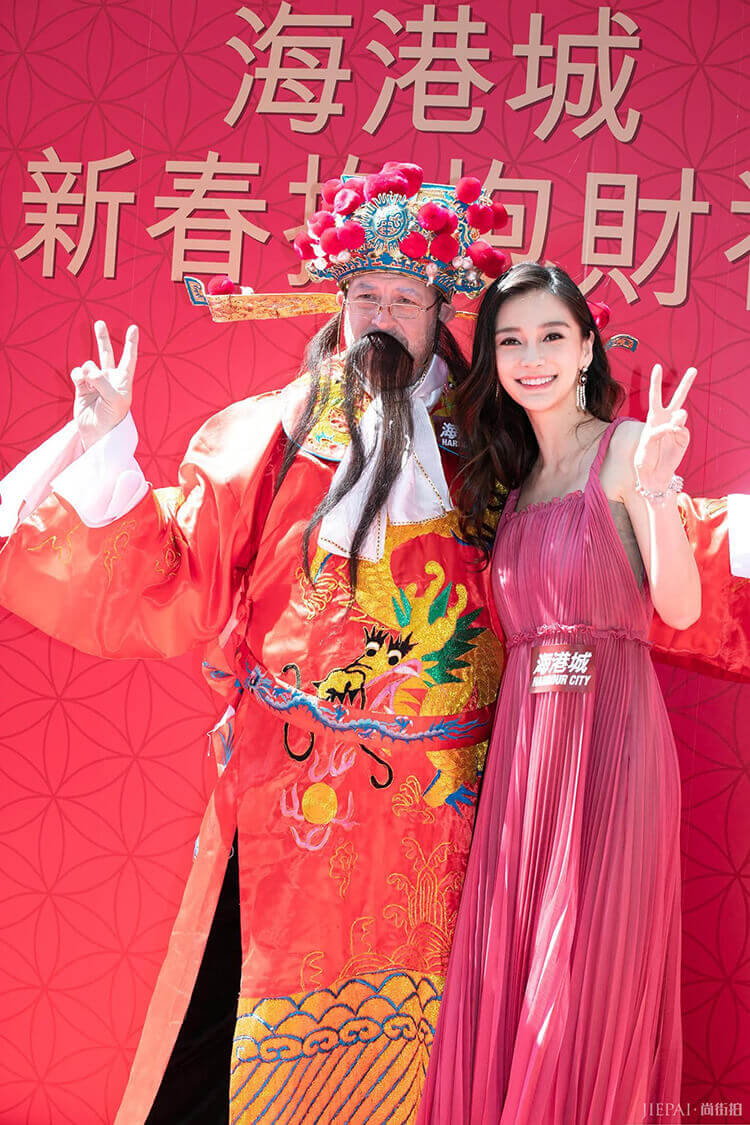 杨颖这么老气的裙子还能穿出少女感,颜值高就是任性