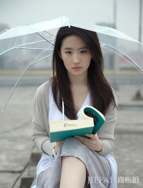 刘亦菲拥有一张16岁的脸蛋, 文艺风的穿搭像是学生妹