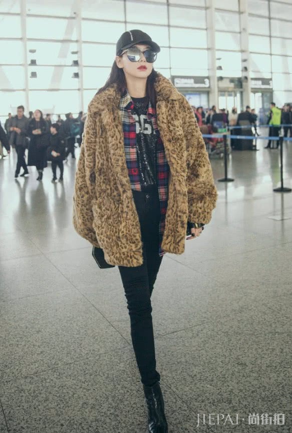 戚薇穿红色亮面羽绒服搭配玫红色皮包现身机场!