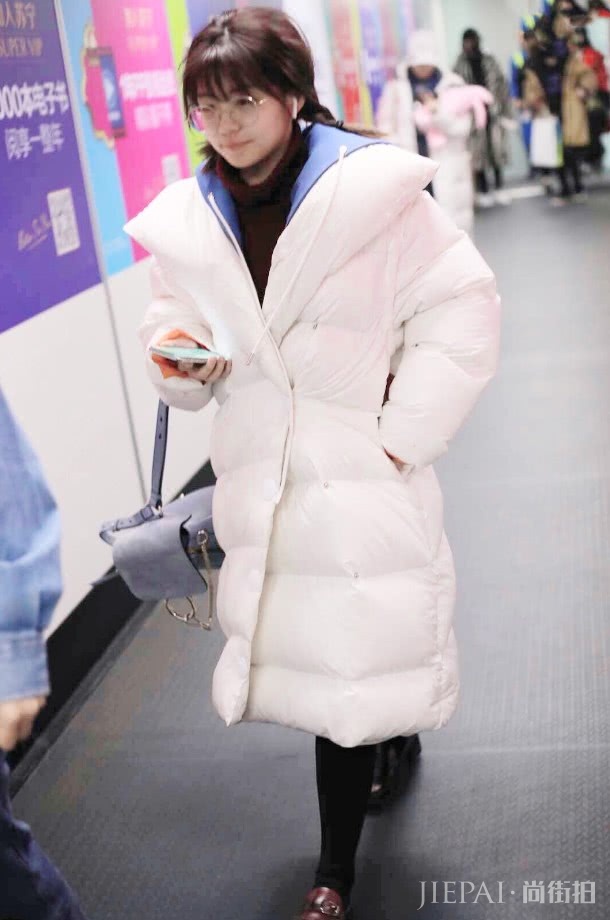 赖美云穿件“棉花服”,像张“行走的棉被”!