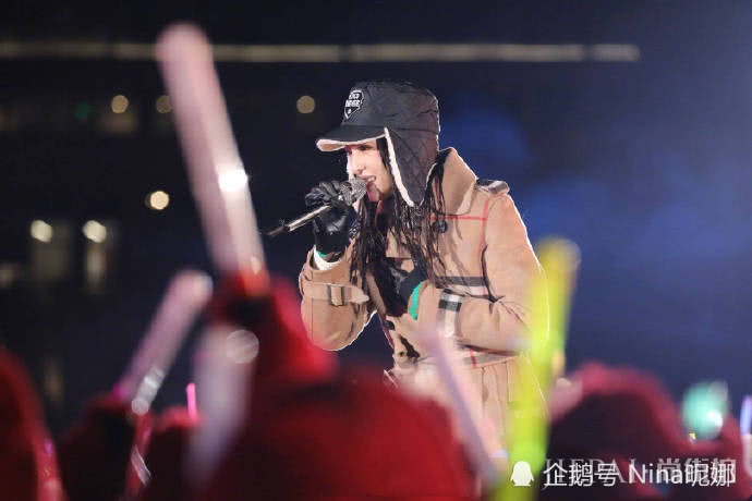 张韶涵晚会变大熊猫,穿4件衣服3条裤子一样可爱苗条