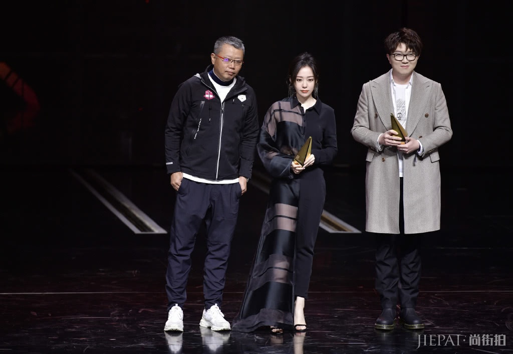 张靓颖一半狂野一半优雅,“村姑”衣品开挂终于逆袭