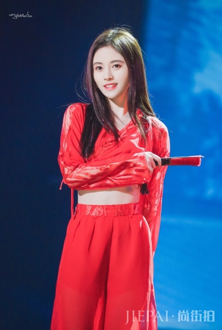 鞠婧祎国风“红妆”造型惊艳亮相 美的尤如画中仙