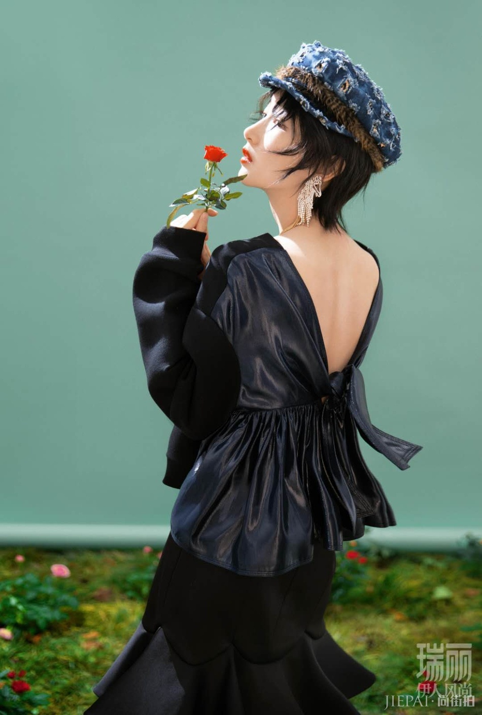 周冬雨登瑞丽杂志开年刊封面 2019年愿你“猪”事顺利