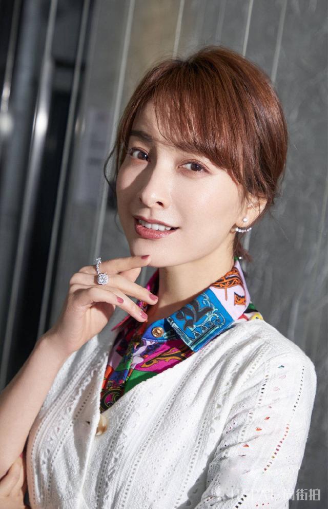 吴昕印花裙外搭镂空白裙清新又个性，扎马尾辫更减龄