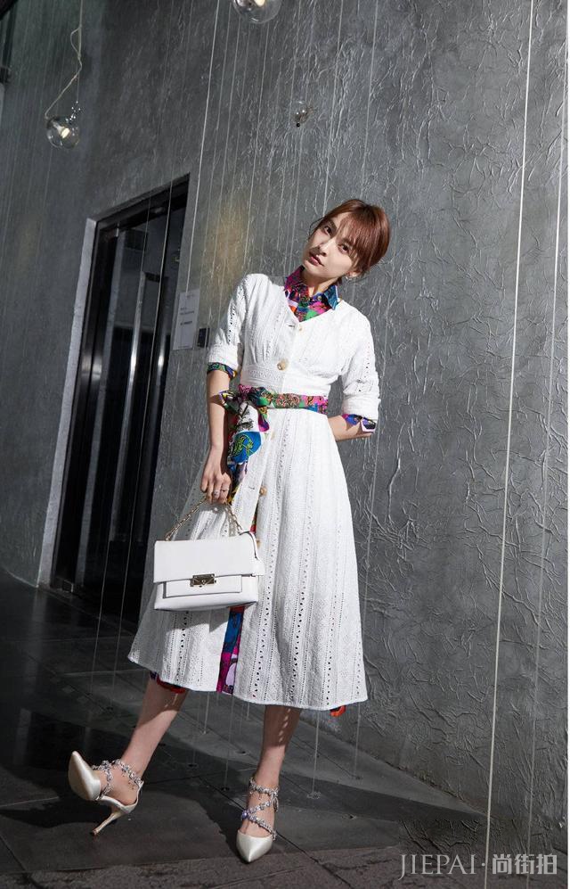 吴昕印花裙外搭镂空白裙清新又个性，扎马尾辫更减龄