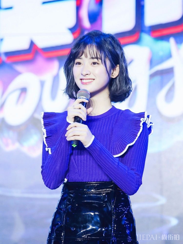 沈月配荷叶边衬衫超俏皮，居然格外好看！