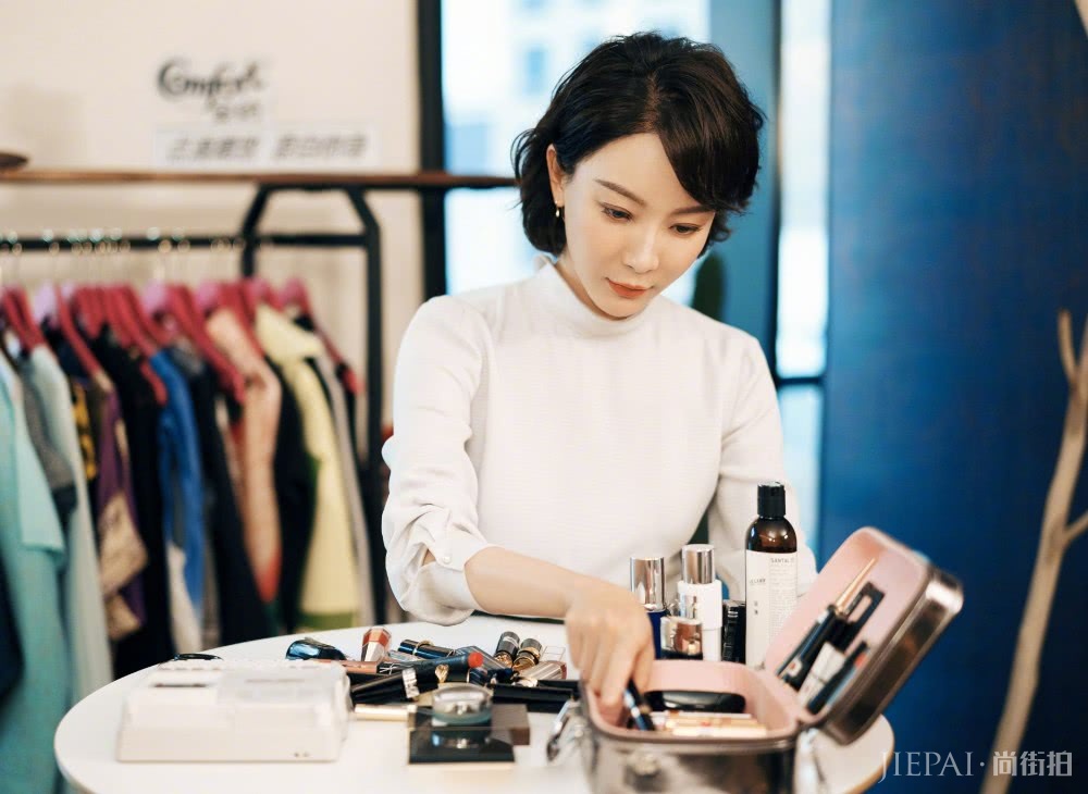 陈数《幕后之王》中短卷发利落又干练！