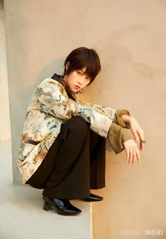 蓝盈莹穿刺绣西装搭配长裤子,轻松打造190气场