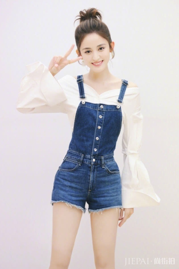 古力娜扎穿“墨汁袜”，造型养眼到让人很羡慕