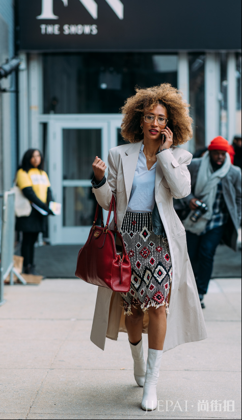 高腰裙搭配上衣 个性街头混搭这样穿就好