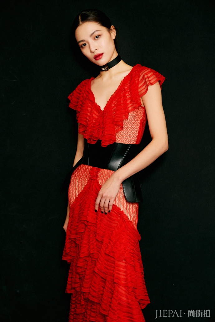 钟楚曦撞娜扎同穿性感连衣裙,谁更胜一筹