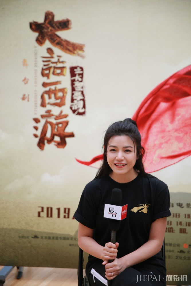 陈妍希一对小酒窝笑起来超级迷人，依然美若少女