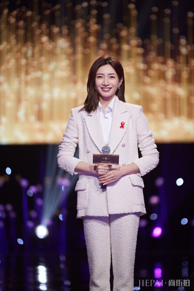 江疏影金色棉衣气场炸裂!