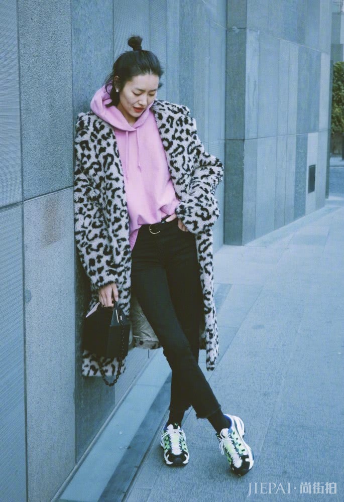 刘雯豹纹外套搭配粉色卫衣尽显青春活力，越长越漂亮