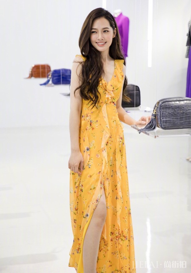 郭碧婷用“A4纸”当衣领，出乎意料性感极了！