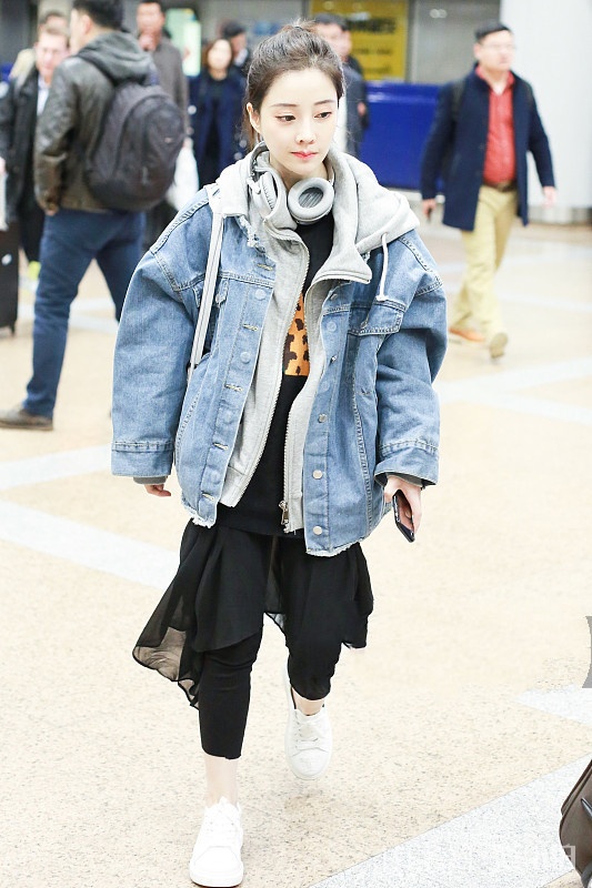 冯提莫厚实羽绒服搭配开叉牛仔裤,衣品开挂!