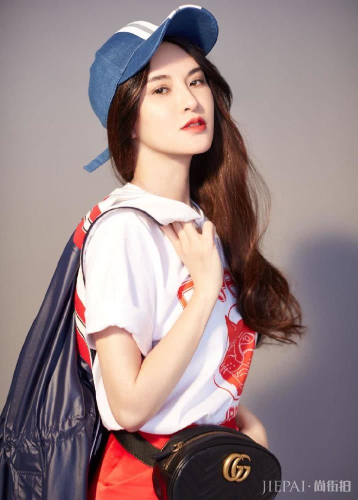 莫小奇穿粉色蛋糕裙甜美又帅气,换平头穿牛仔衣又酷劲十足