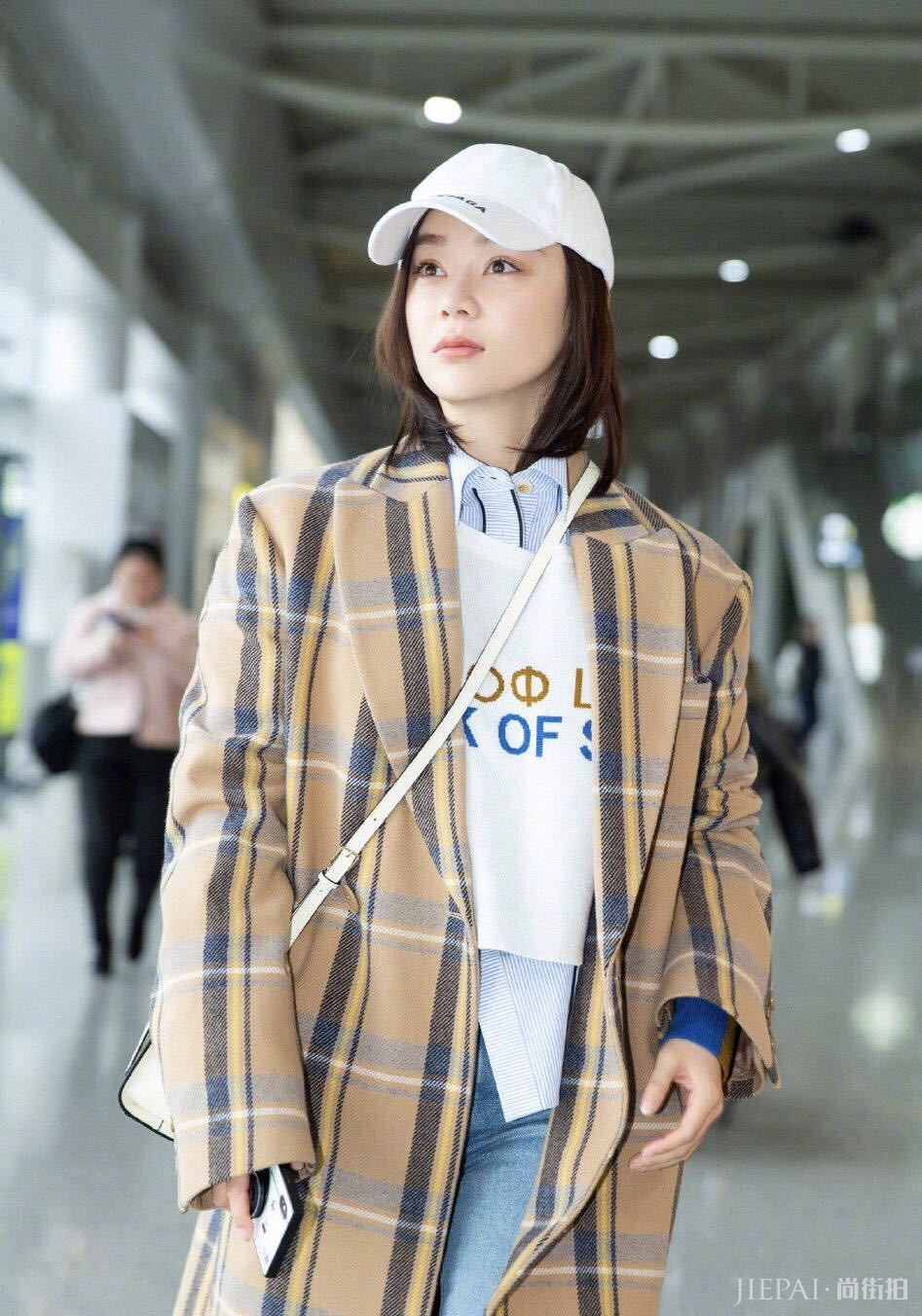 袁姗姗格纹大衣牛仔裤简单随性,宋茜气场全开