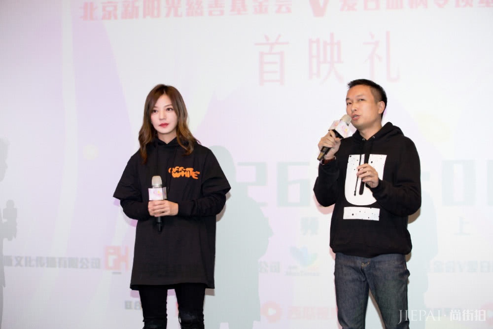 赵薇换“新”发型,身穿一件雅致灰荷叶裙,秒变20岁少女