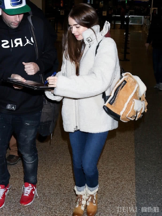 仙女Lily不画大浓妆，衣品回归简约风