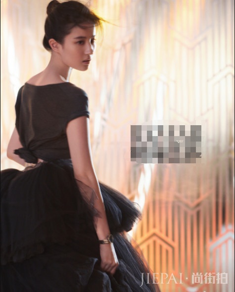 刘亦菲红色衣服搭配驼色发圈,却意外被墨镜抢镜