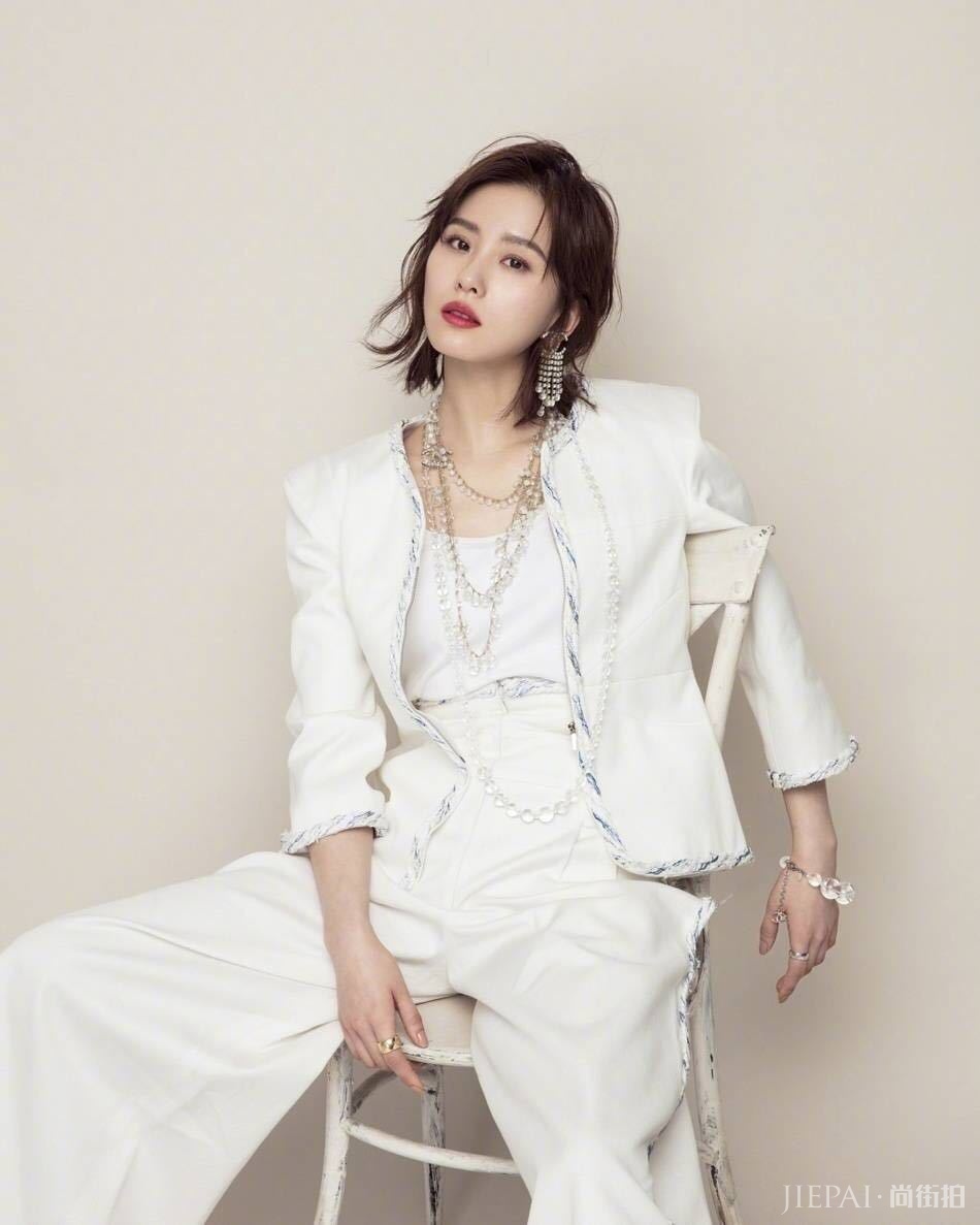 刘诗诗一头短发干练精致，帅气知性温柔！