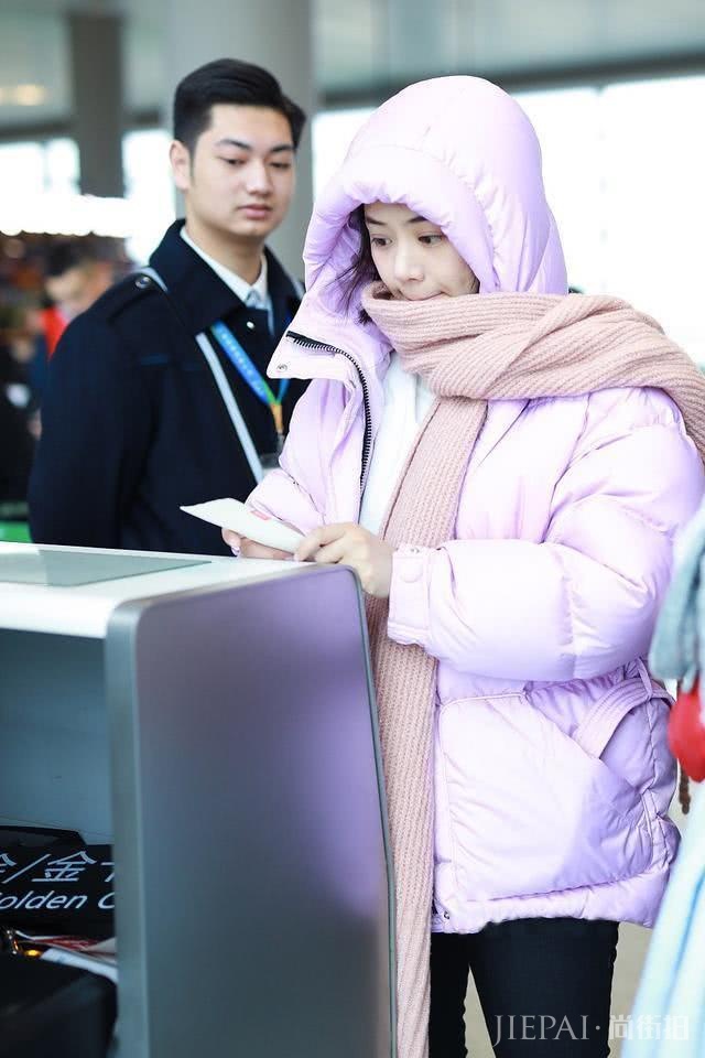 看今年明星们的机场秀，羽绒服成为时尚宠儿