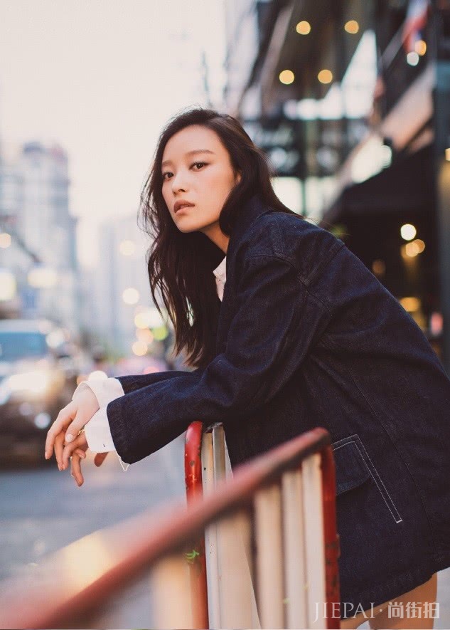 倪妮一身黑色大衣又酷又帅，美起来不低调