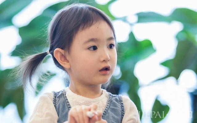 李安琪晒女儿前后对比照,奥莉扎哪吒头,真是时尚界的弄潮儿!