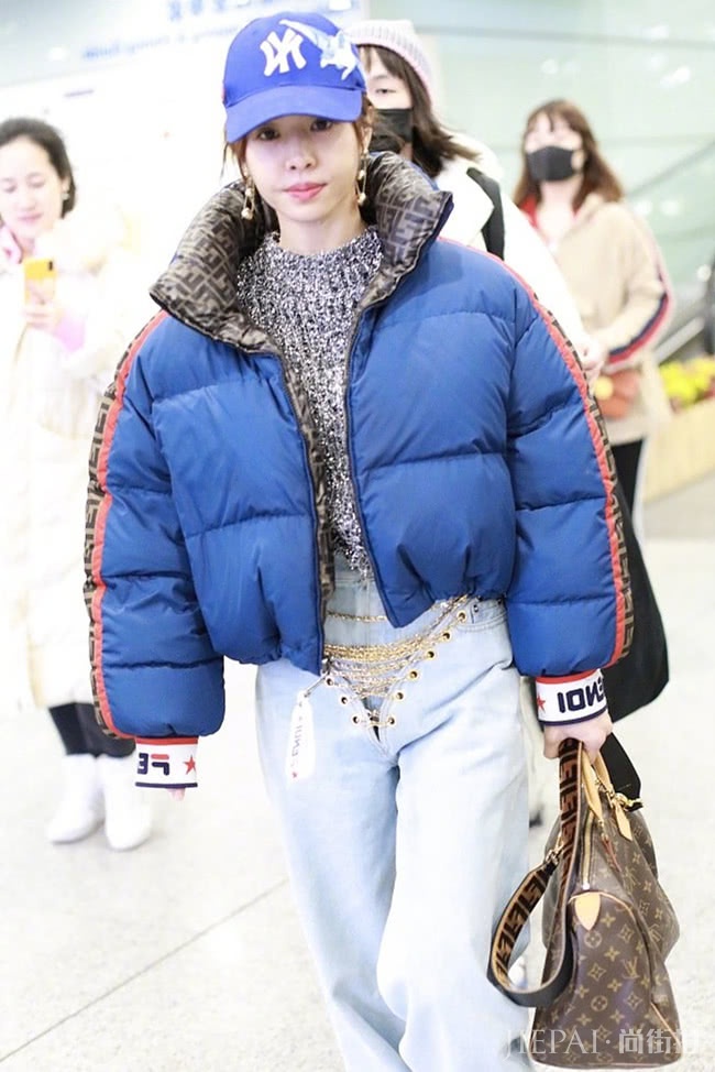 蔡依林羽绒服搭牛仔裤却有点看不懂