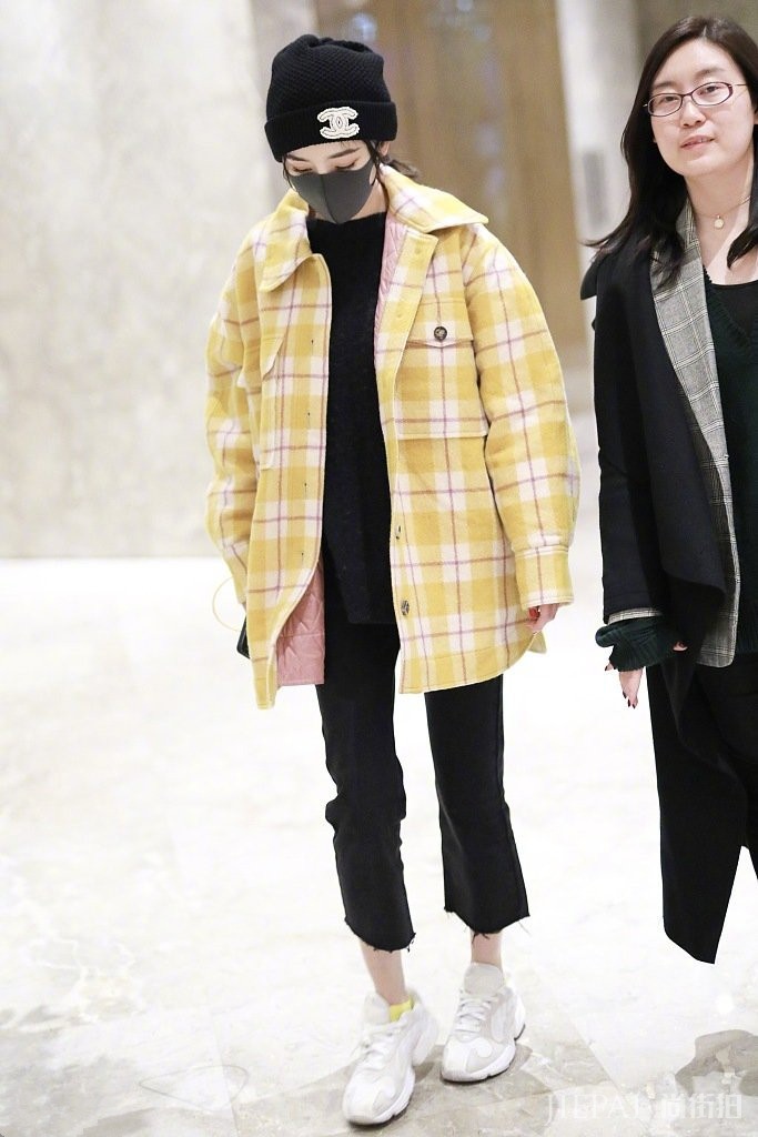 杨幂上台时肚子箍很紧,下台马上换宽松衣服