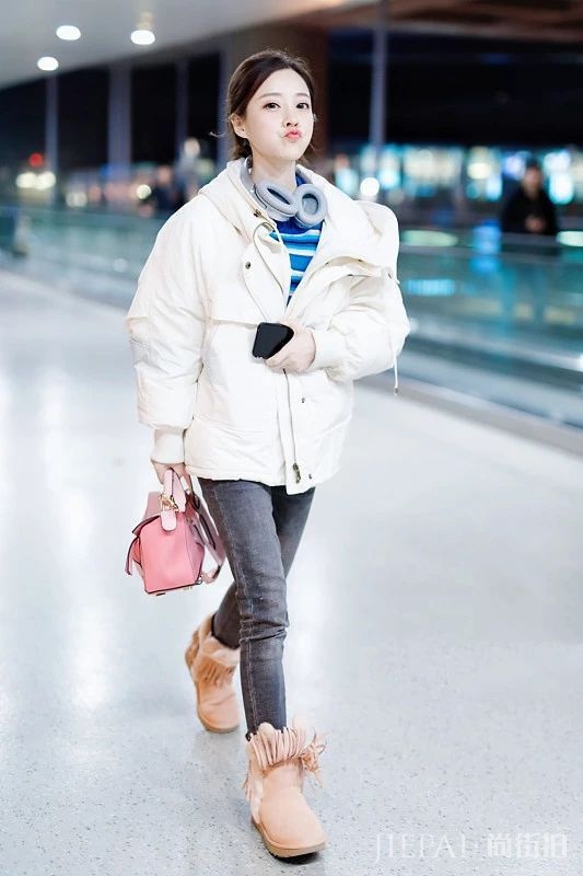 冯提莫厚实羽绒服搭配开叉牛仔裤,衣品开挂!