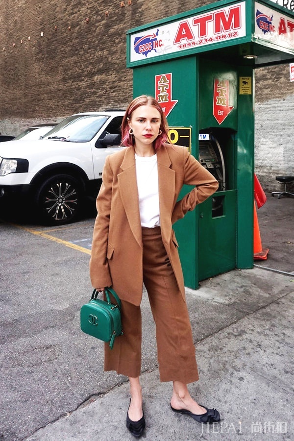 最流行的焦糖色大衣配阔腿裤竟然这么时髦
