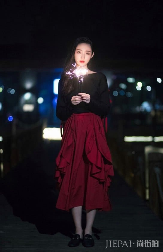 王莫涵简约打扮却暗藏小心机，美到让服气！