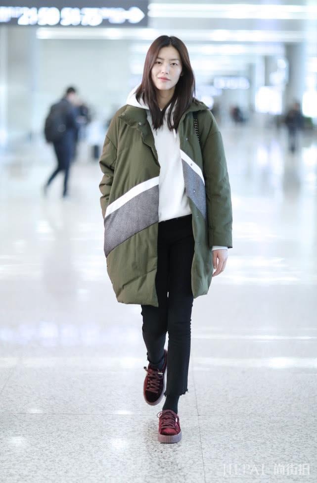 钟楚曦穿羽绒服现身，虽然未施粉黛但气场不容忽视！