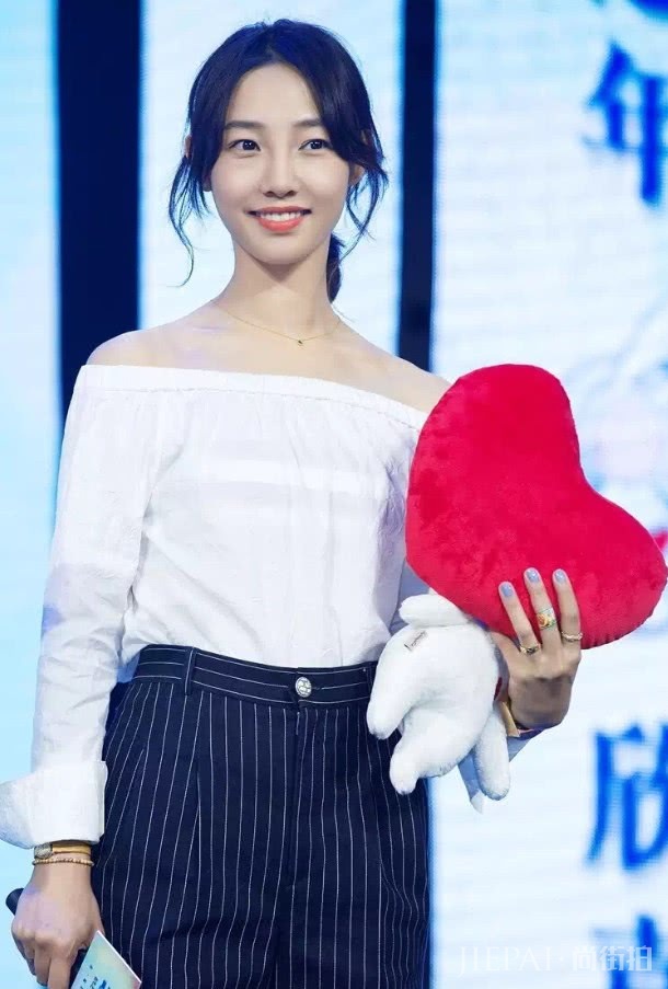 白百何穿出“牙签腰”,真美呀!