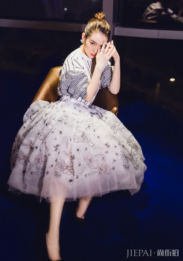 戚薇单鞋居然配上长袜,这时尚有点难懂!