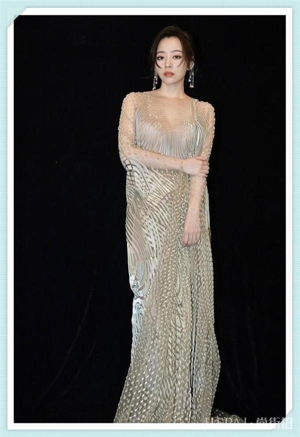 张靓颖“挂面裙”配“水桶裤”也敢穿!网友:脚呢?