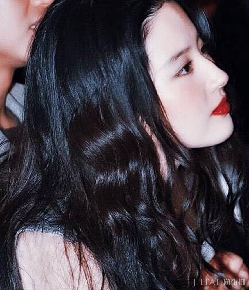 刘亦菲活动照,“蛋蛋卷”惊艳路人