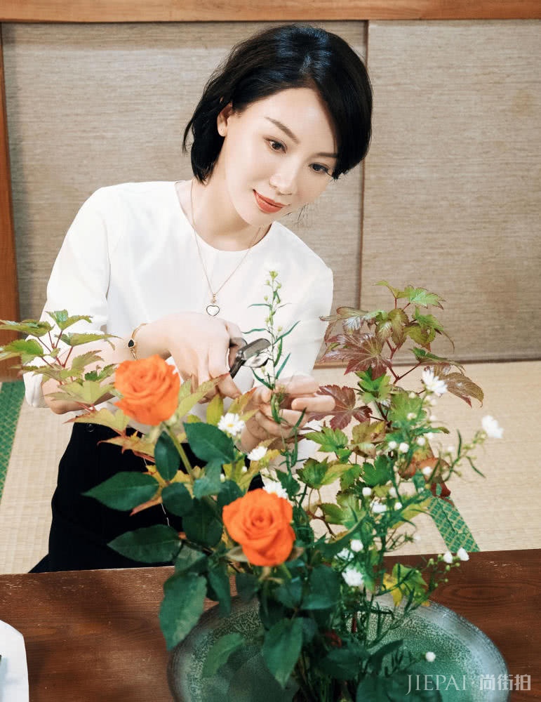 陈数雪纺上衣搭配半身裙简约优雅,气质真好!