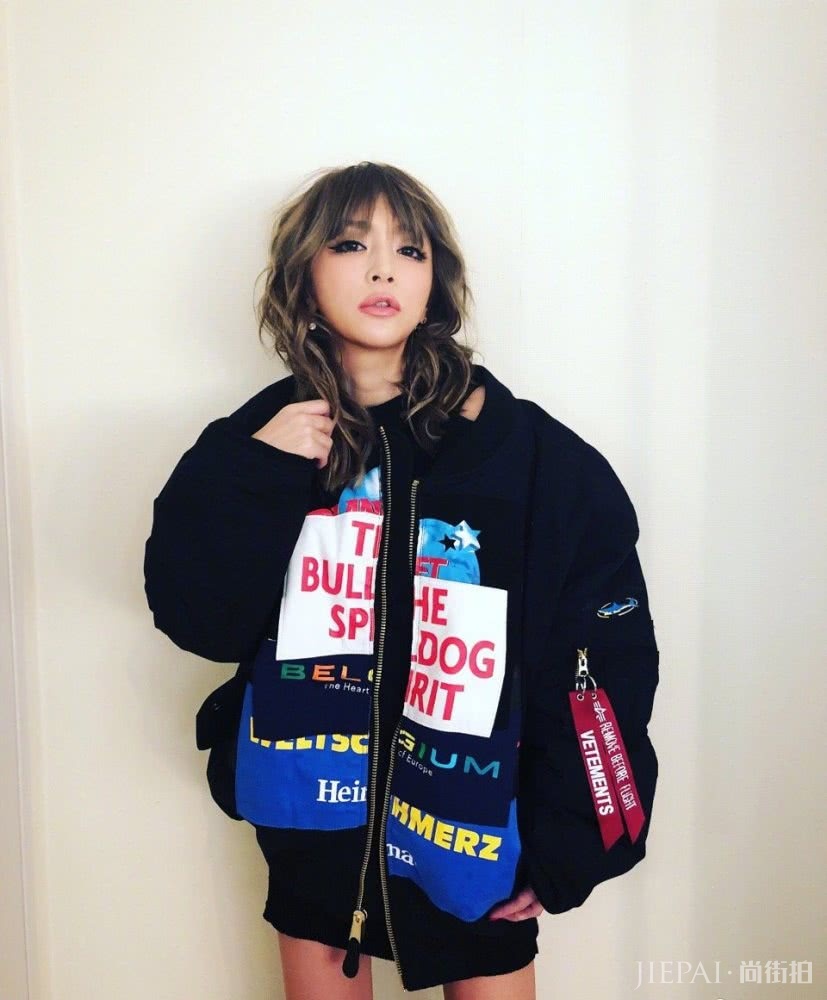 滨崎步街头风造型,搭配画染卷发造型,时尚又好看