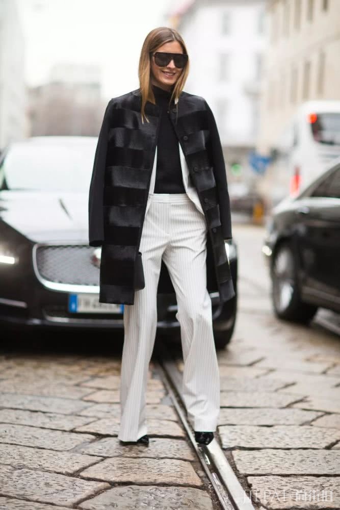 大衣羽绒服里面一件黑色打底衫全搞定